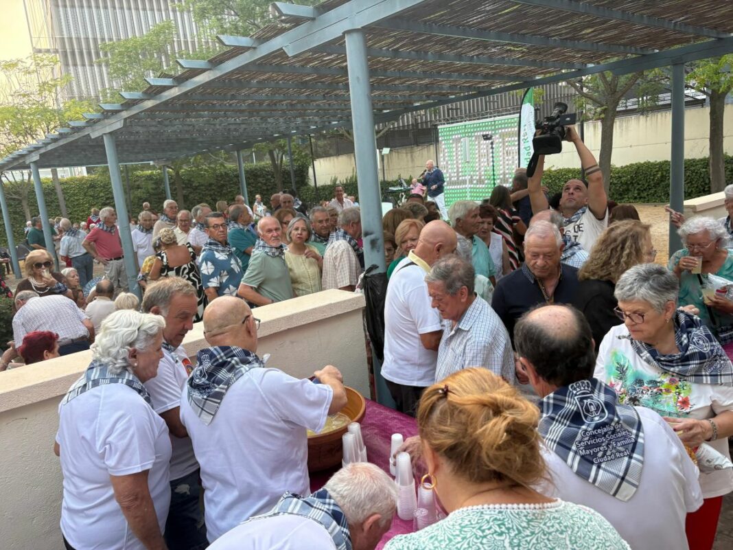 La Pandorga reúne a más de 200 mayores en una jornada de convivencia, baile y limoná tradicional 5