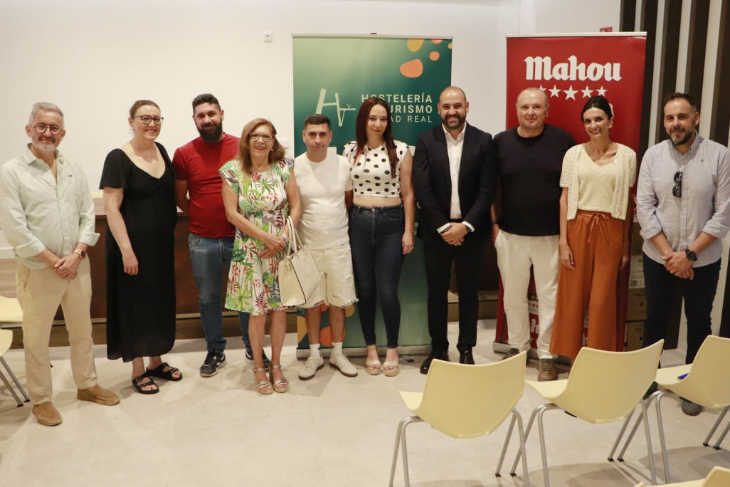 Posado con responsables de otros establacimientos que ofrecieron sus tapas