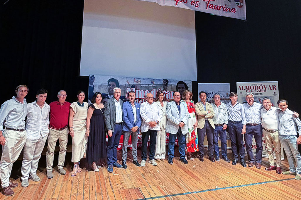 Posado del pregonero junto autoridades, empresasrio, directiva del Club Taurino y alumnos que protagonizarán la novillada