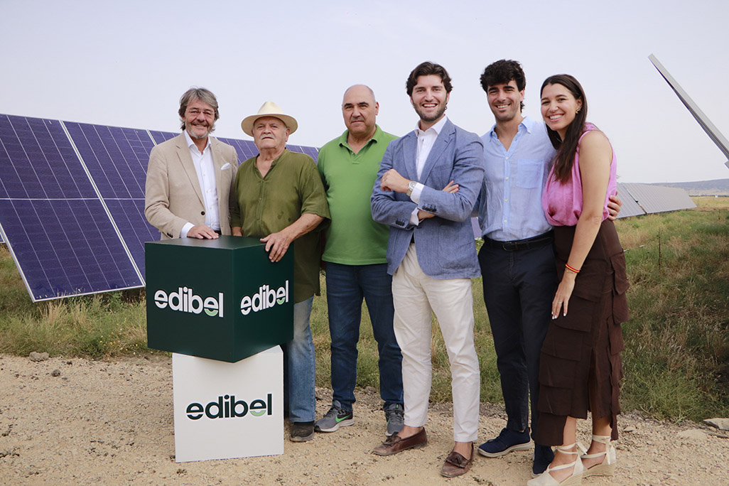 Responsables del EDIBEL, junto a propietarios de los terrenos donde se ha ejecutado el proyecto