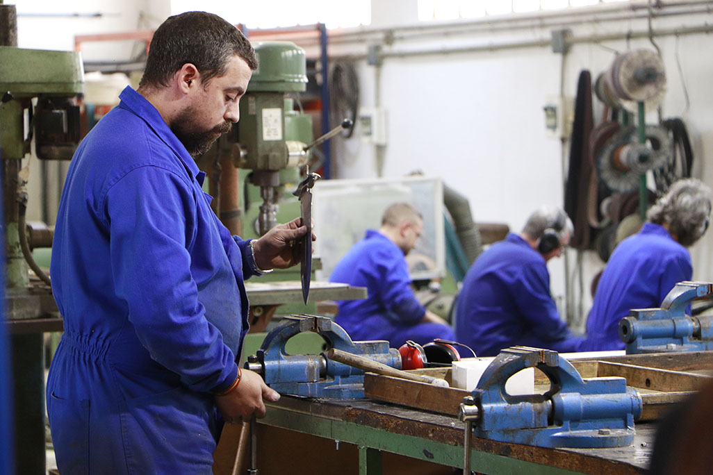 Trabajadores de la factoría cuchillera de Manufacturas Muela afincada en Argamasilla de Calatrava