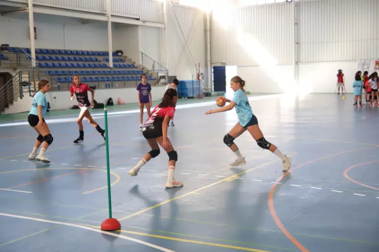 Ochenta niñas y niños han podido mejorar distintos aspectos de su juego gracias a la VI Handball Academy