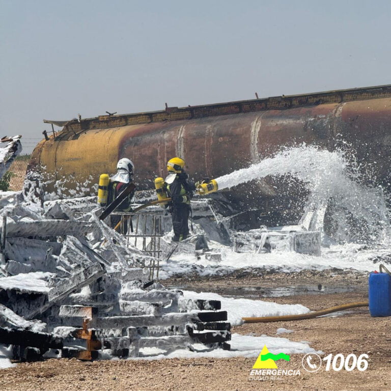 Un incendio afecta a una empresa de fabricación de cisternas para camiones en Pedro Muñoz