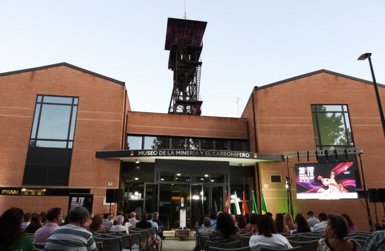 Puertollano: La explanada del Museo de la Minería se estrena como espacio escénico con la presentación del XXXIX Festival Internacional de Folclore