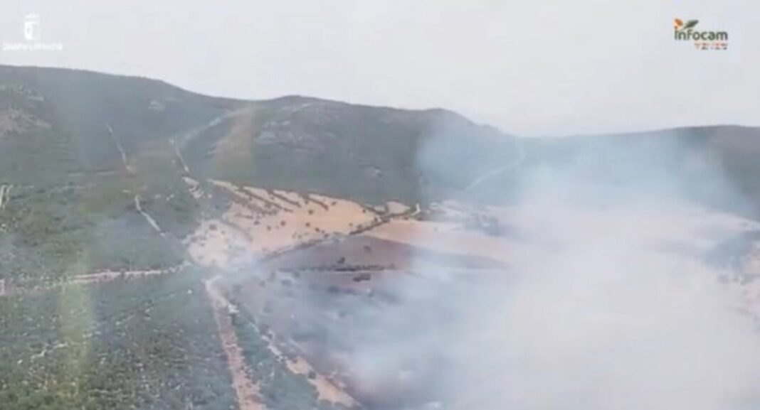Sucesos.- Dos medios aéreos, 9 terrestres y 42 efectivos trabajan en la extinción de un incendio en Puertollano