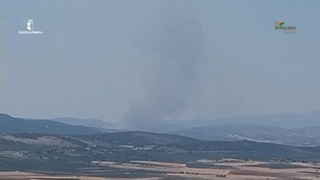 Sucesos.- Cuatro medios aéreos y 12 terrestres trabajan en extinguir un incendio en Viso del Marqués (Ciudad Real)
