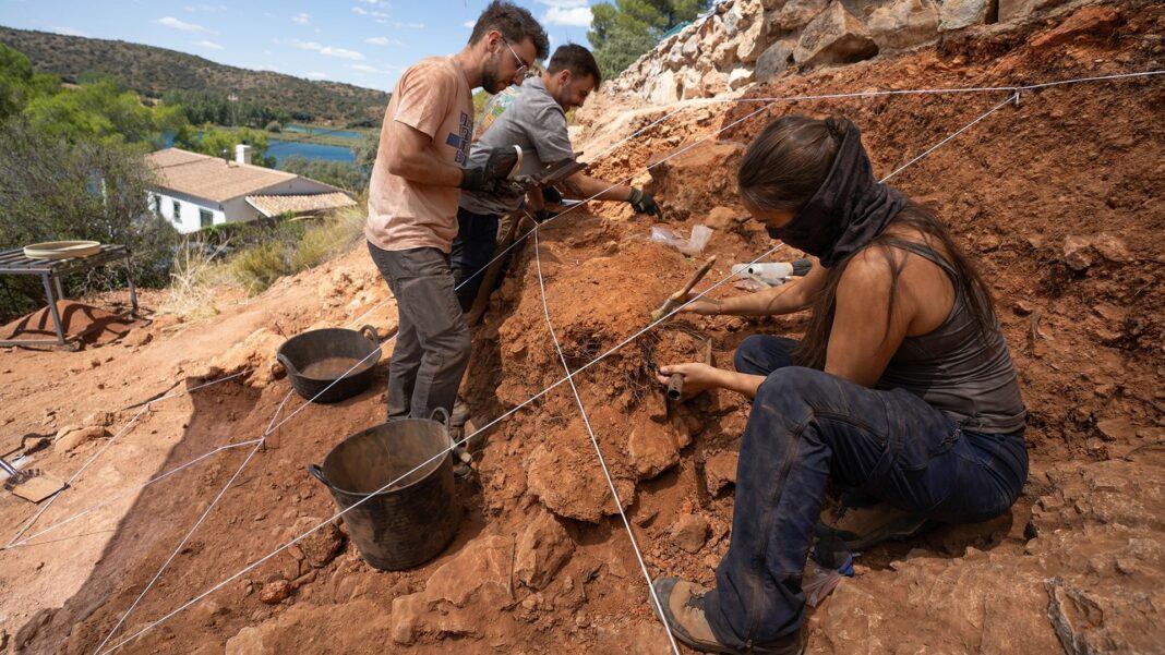 Hallan un fragmento de cráneo humano de más de 200.000 años de antigüedad en el yacimiento de Ruidera (Ciudad Real)
