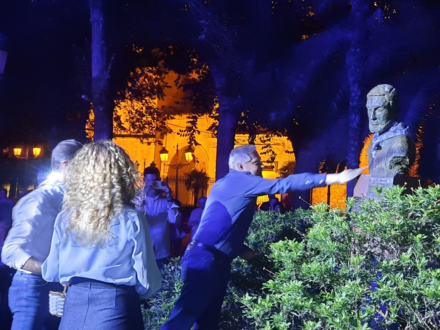image El alcalde de Ciudad Real, Francisco Cañizares, poniendo el pañuelo de hierbas al busto de Javier Segovia, obra de Gema Barroso, que se encuentra ubicado en el Prado. Año 2025.
