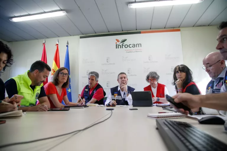 Castilla-La Mancha refuerza el operativo y las medidas de seguridad ante el avance del incendio de La Mierla que amenaza el núcleo del Parque Natural de la Sierra Norte de Guadalajara