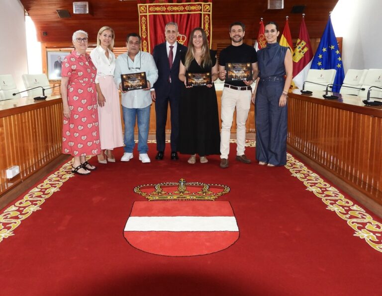 Puertollano: Entregan los cheques a los premiados en el I Concurso de escaparates de la Noche Minera del comercio local