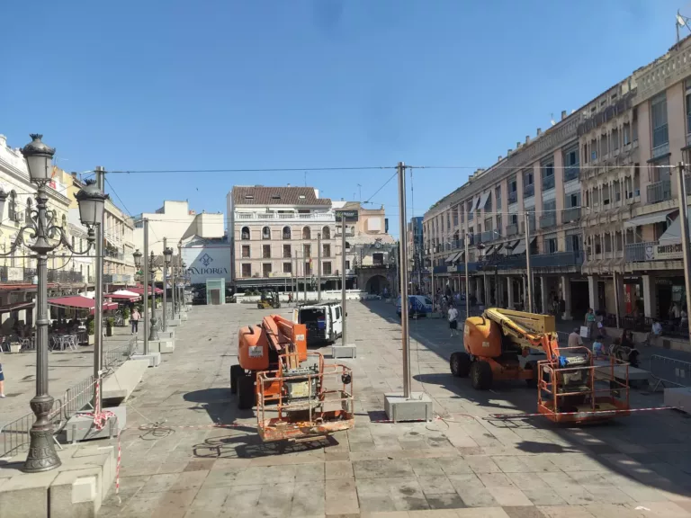 Llegan los toldos a la Plaza Mayor de Ciudad Real ante la próxima ola de calor
