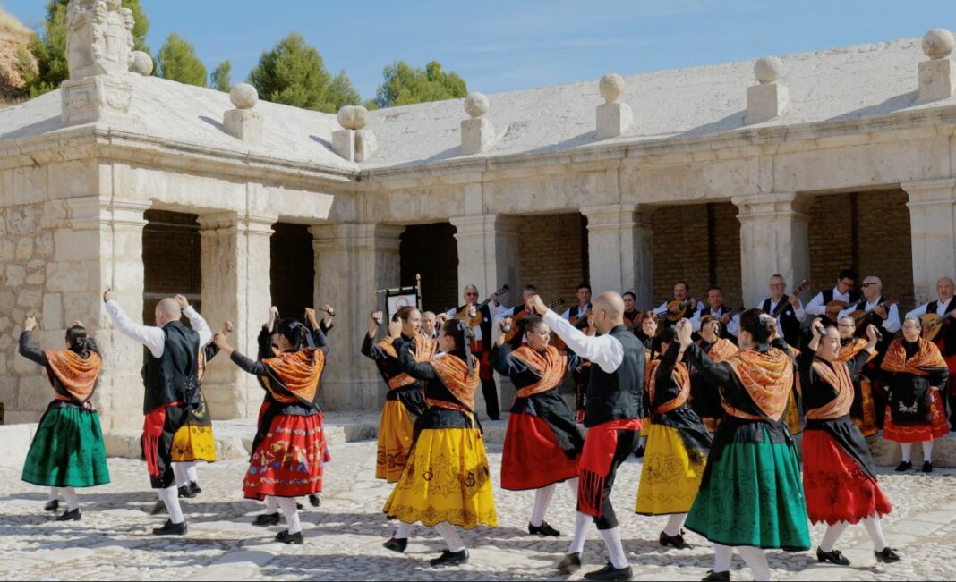 08-Seguidillas de Santa Cruz-Grupo de Coros y Danzas Santa Lucía-Santa Cruz de la Zarza - Toledo