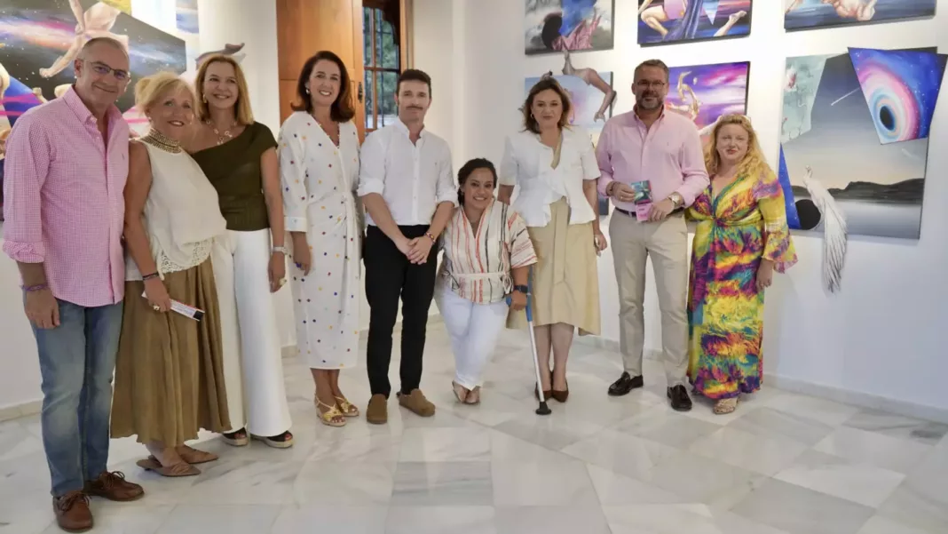 Autoridades de la junta de andalucia, de la diputación de Málaga y del Ayutamiento de Torremolinos junto al pintor