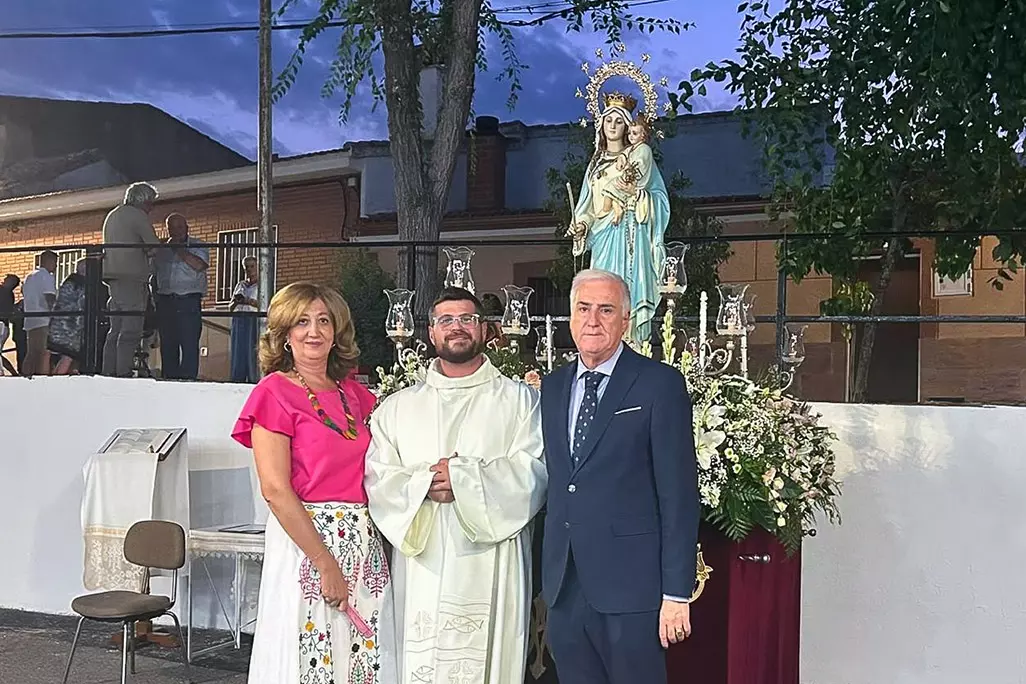 Autoridades junto a la imagen de la patrona de Valdeazogues, ayer sábado