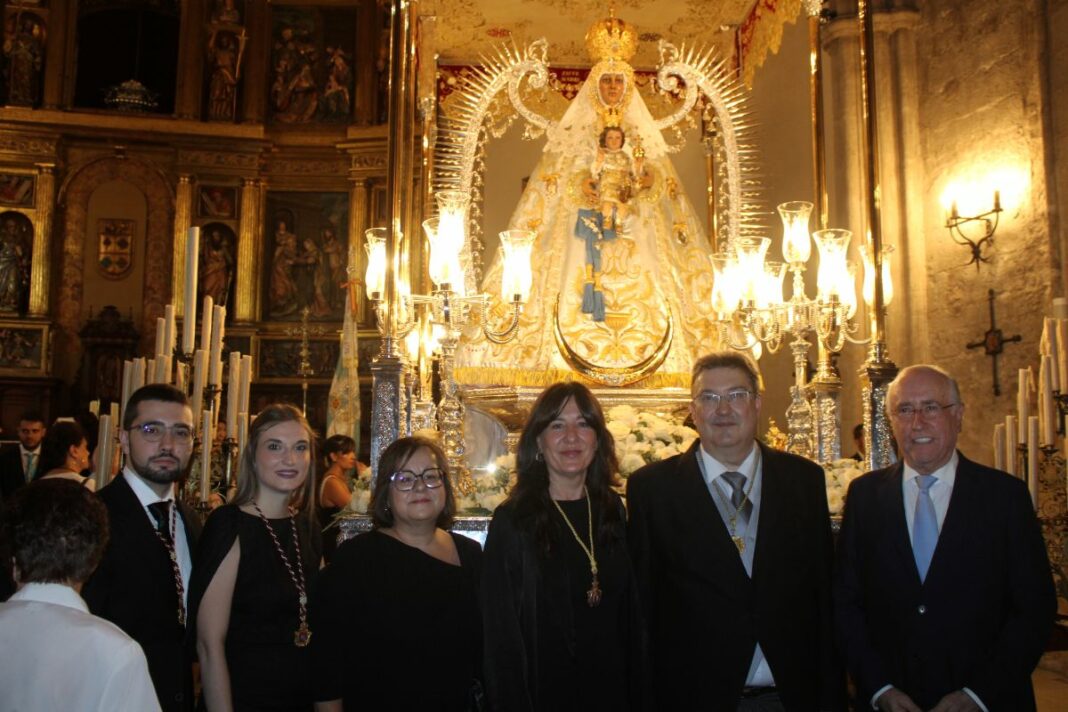 Blanca Fernandez con la delegada de Igualdad y el presidente de la Hermandad de la Virgen del Prado