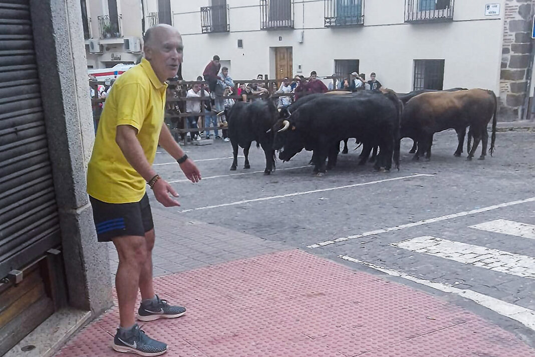 Crescencio Rabanal, cerca de los astados en la Plaza de San Benito