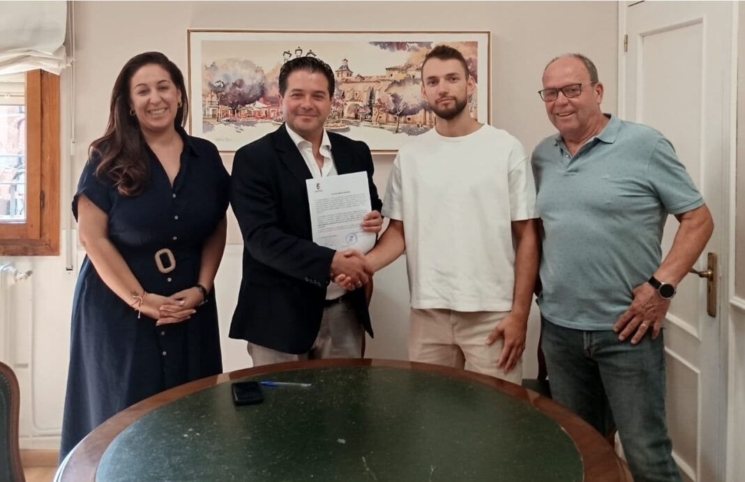 David Triguero y los concejales Elizabeth García y Luciano Sanz dan la bienvenida al nuevo agente