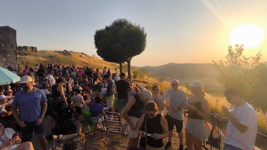 El eclipse llena el Cerro de Alarcos y reúne a más de 2.000 personas en una tarde para mirar al cielo 4