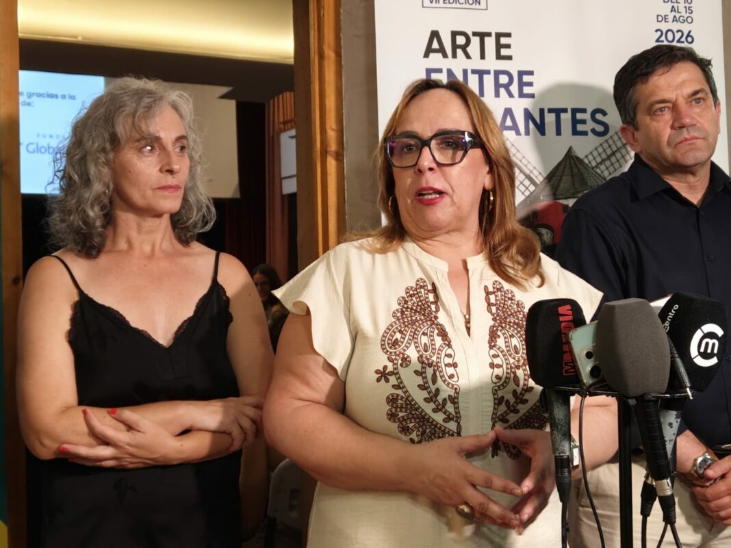 FOTO VICECONSEJERA ARTE ENTRE GIGANTES