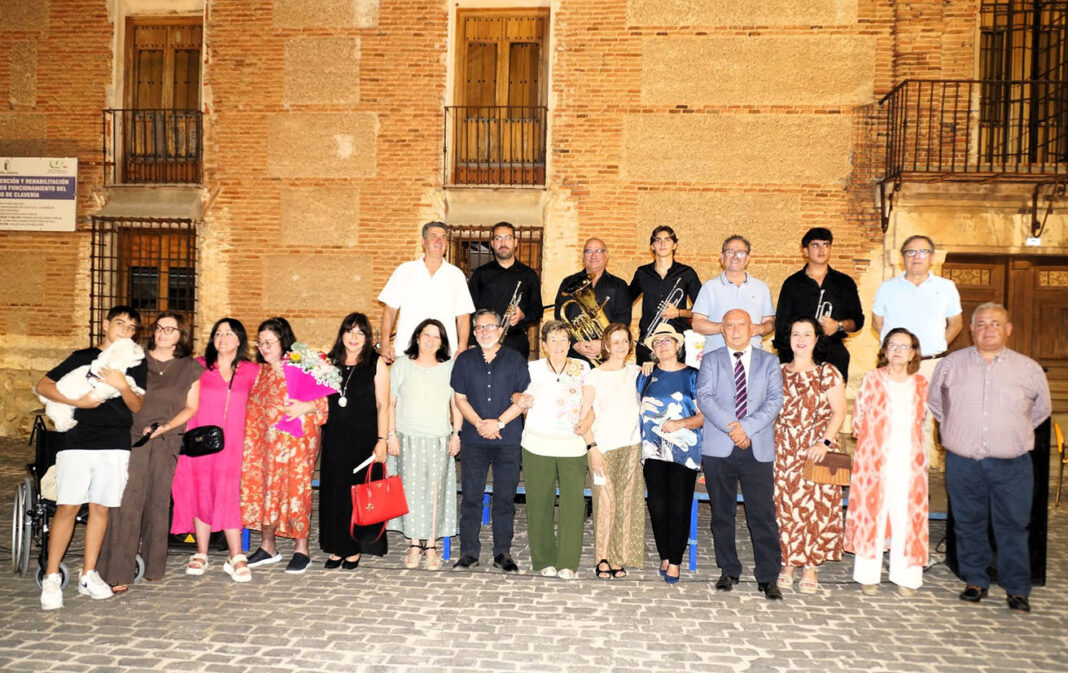Foto de familia de participantes en la gala de entrega del premio 'Aldea del Rey' del Certamen Nacional de Poesía 'Valentín Villalón'