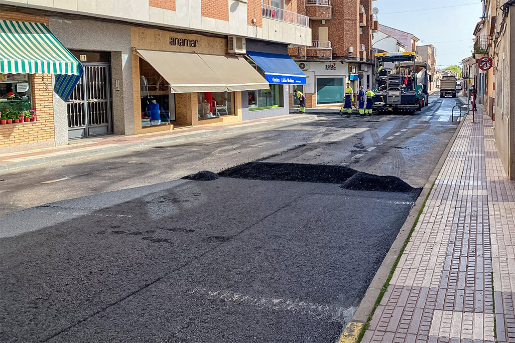 Imagen de archivo de trabajos de asfaltado en la calle Mayor