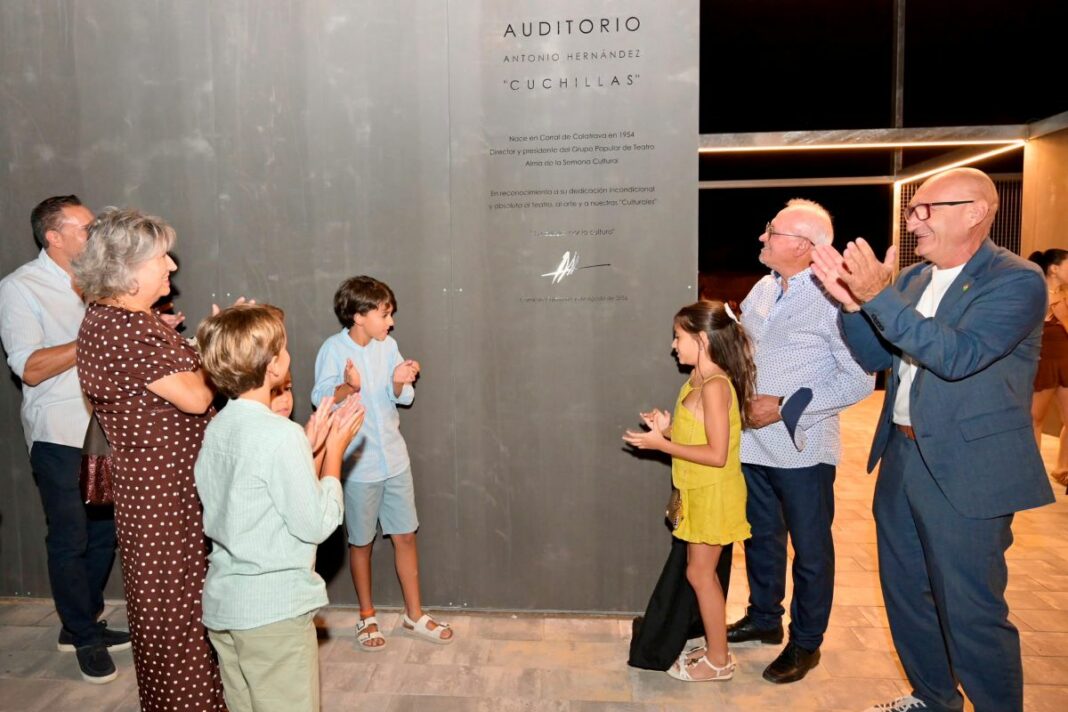 Momento de la inauguración de la placa