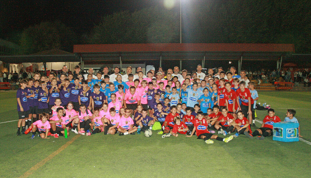 Participantes de la cuarta edición de la 'ArgakingsLeague' 2026 posan junto a los miembros de la Asociación de Veteranos del C.F. Calatrava