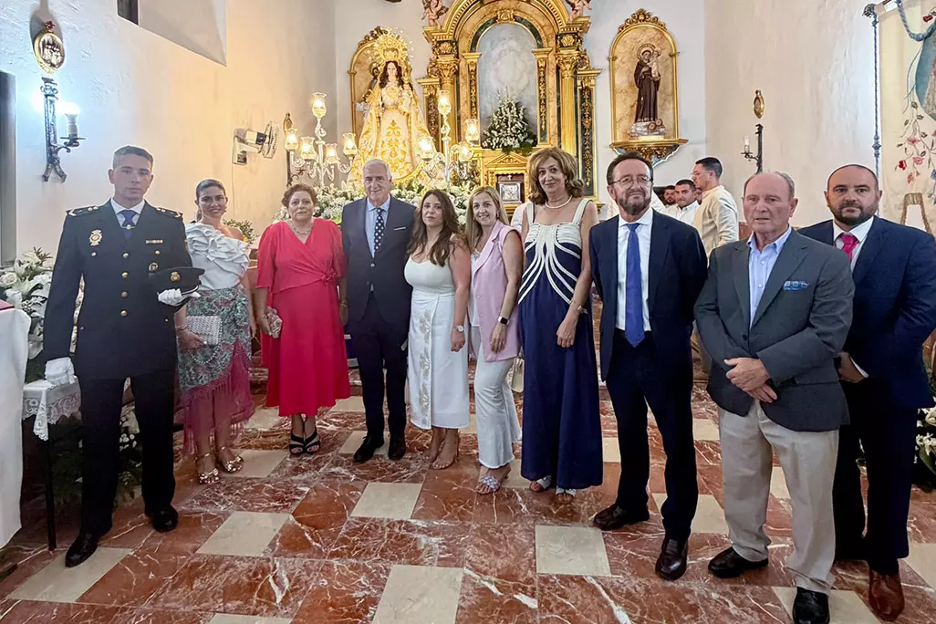 Posado de autoridades en distintos ámbitos, anoche junto a la imagen de la patrona de Retamar, la Virgen de las Nieves