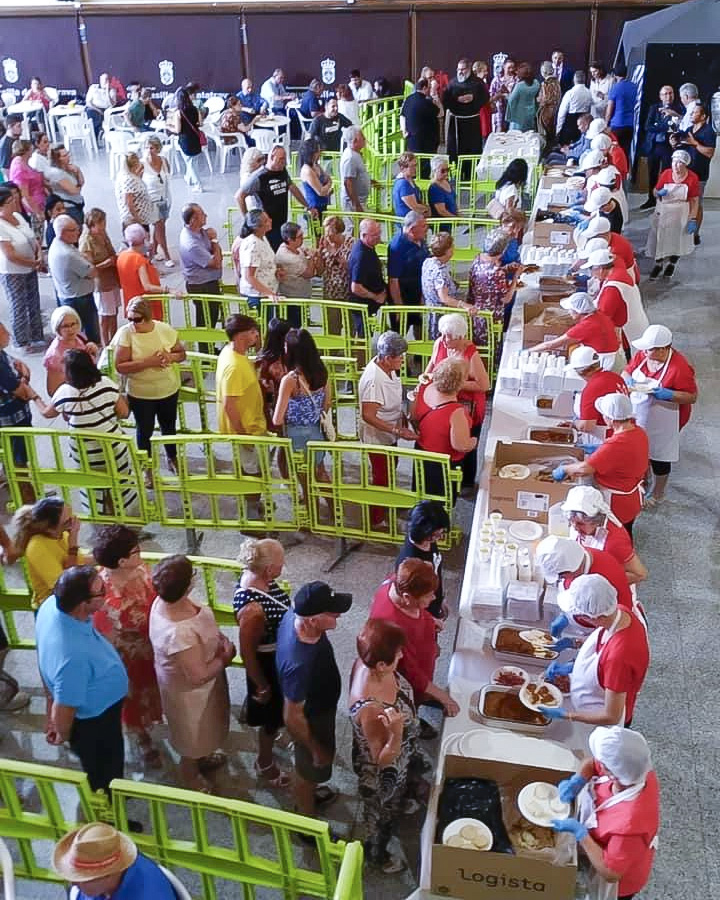 Un momento del reparto del Pisto del Hijo Ausente en Argamasilla de Calatrava