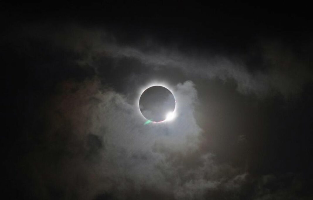 Eclipse.- El eclipse total de Sol sume a más de la mitad de España en una profunda e histórica oscuridad