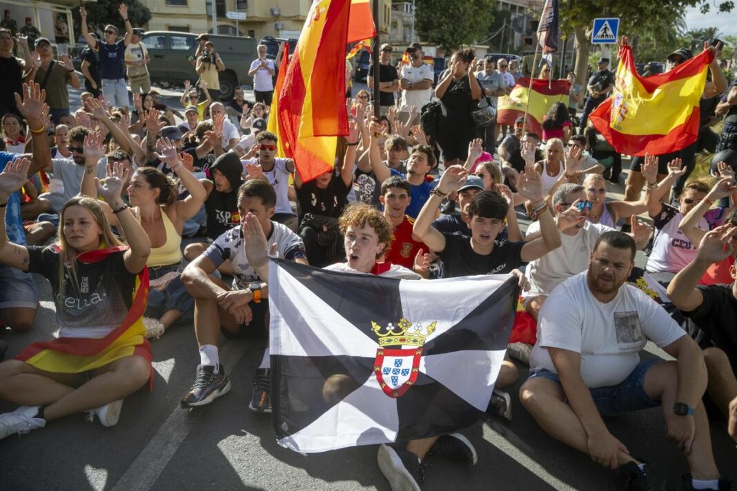 maniceuta Varias personas durante una manifestación para protestar por la situación provocada por la llegada masiva de migrantes, a 27 de agosto de 2026, en Ceuta (España). - Marcos Moreno - Europa Press