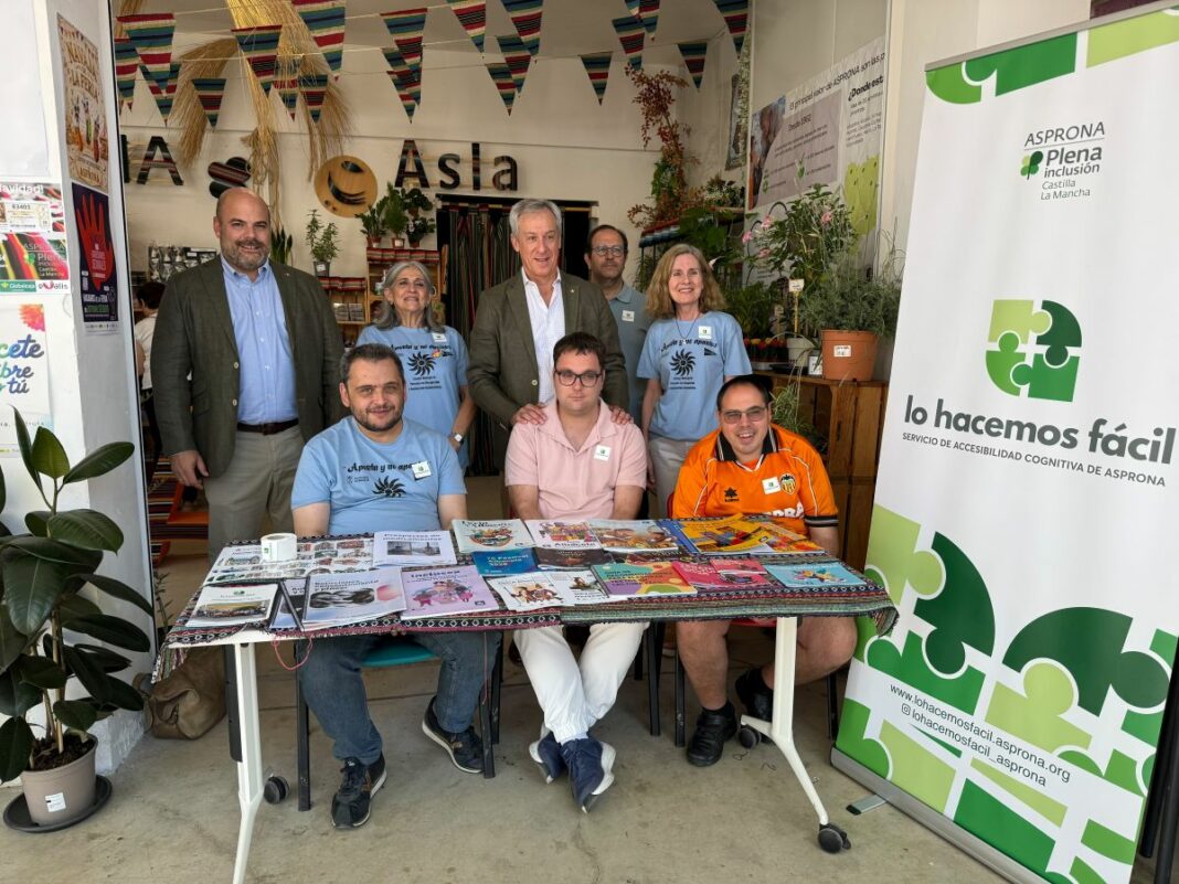20260910143059_20260910 FOTO FAMILIA VISITA STAND ASPRONA EN FERIA ALBACETE