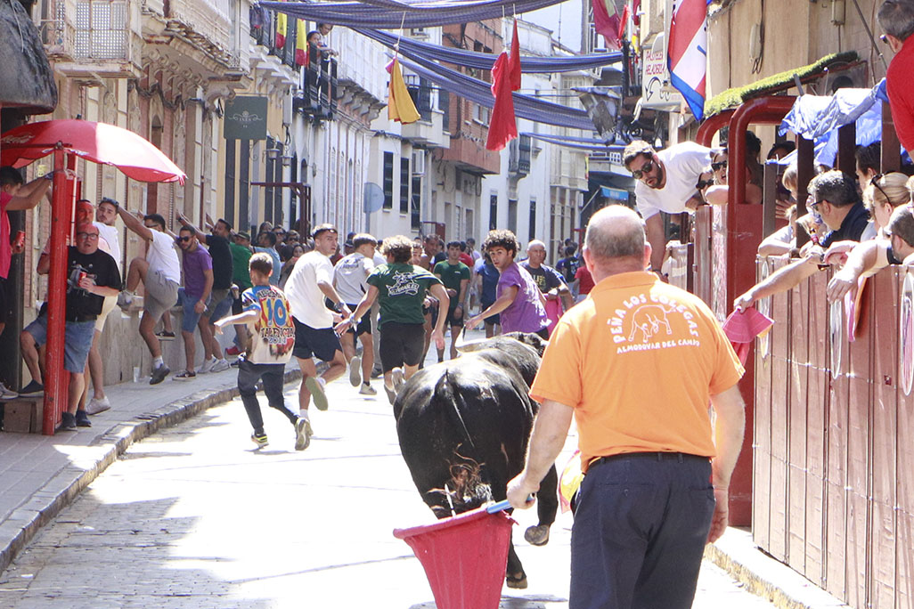 Corriendo ante varios toros por la calle Corredera en los Encierros de este año