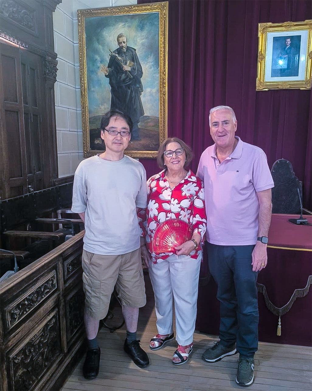 El investigador nipón, durante su visita al Ayuntamiento la pasada semana, junto al alcalde y Aurora Rey