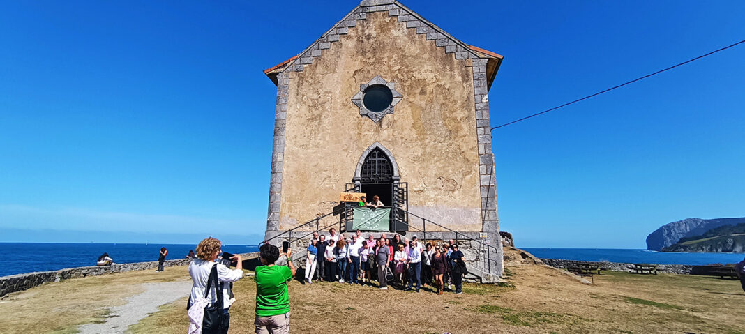 Ermita de Santa Katalina en Mundaka sede del segundo recital del III Hermanamiento Oretania de Poetas de Euskadi y La Mancha