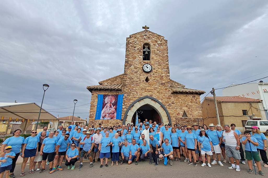 Foto de familia de participantes en la peregrinación, ayer ante el templo de La Viñuela