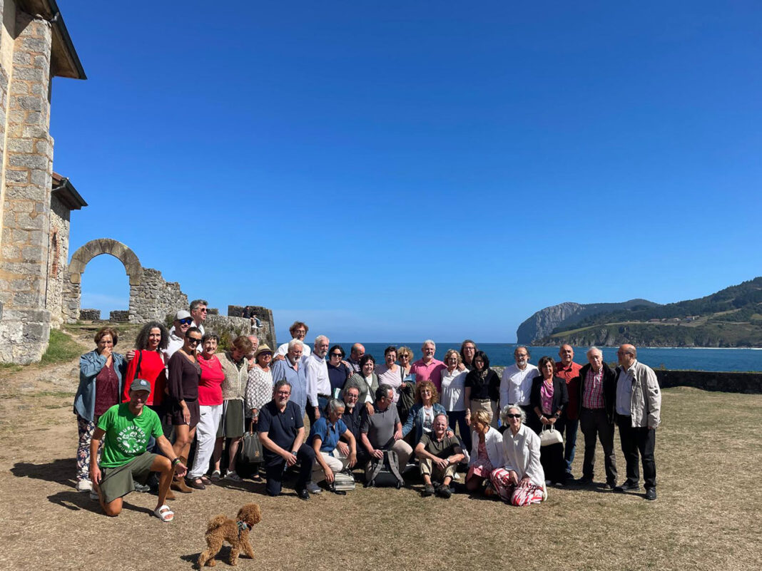 Imagen del grupo de participantes en el recital frente a las costas del Cantábrico en Mundaka