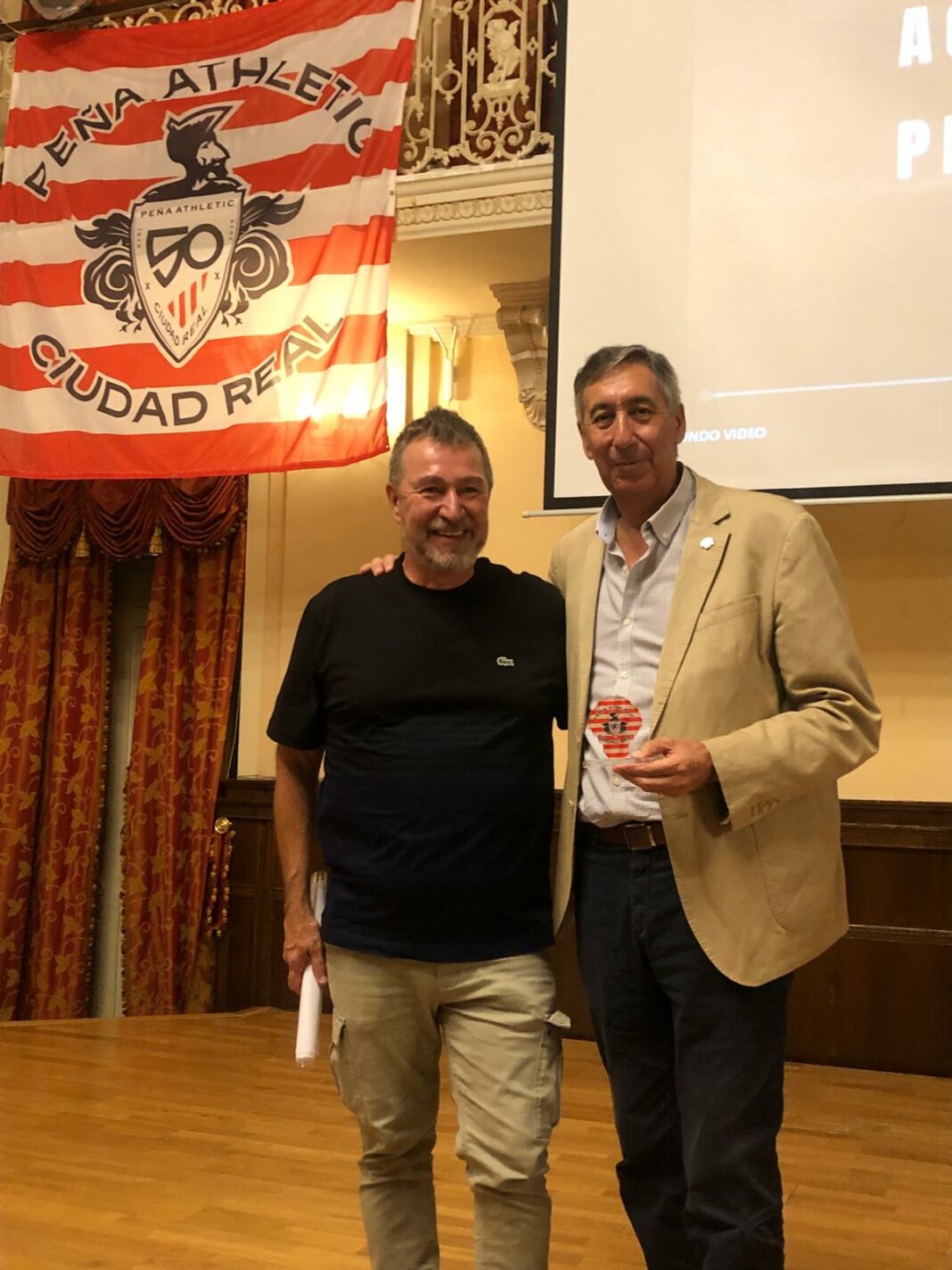 José Caro y el presidente de la peña Atletic de Bilbao de Ciduad Real