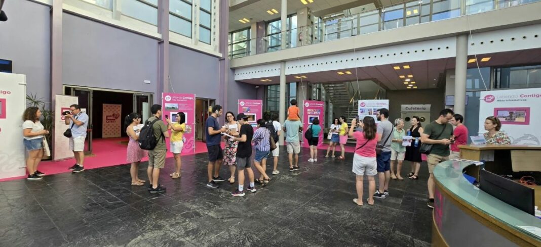 Los ciudadanos visitan la exposición 25 Años Latiendo Contigo de CMM