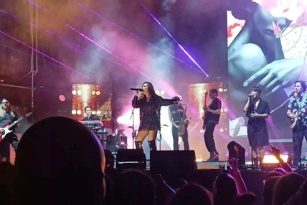 Malú, en un momento anoche de su concierto en 'Las Eras de Marta'