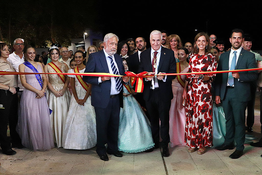 Momento del corte de cinta inaugural a la entrada del Recinto Ferial