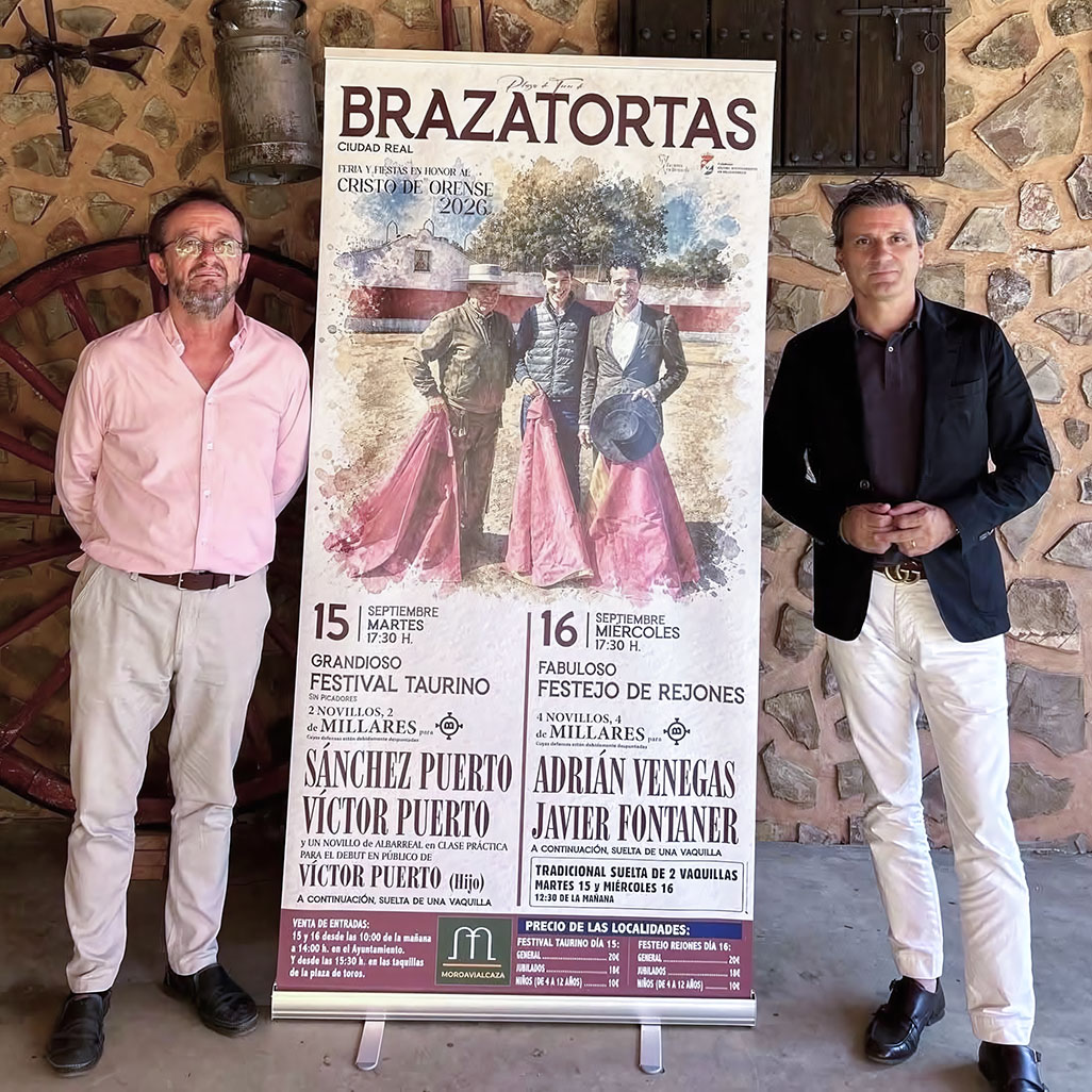 Pablo Toledano y Jorge Buendía, posando con el cartel de los festejos previstos este año