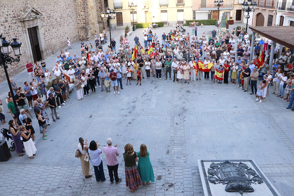 Panorámica de asistencia en la Plaza Mayor almodovareña en apoyo a Ceuta