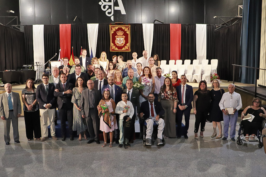 Posado con protagonistas, autoridades e invitados al acto de anoche