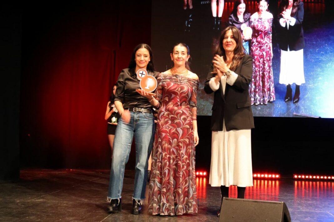 Blanca Fernández entrega el premio a Restaurante Cantueso